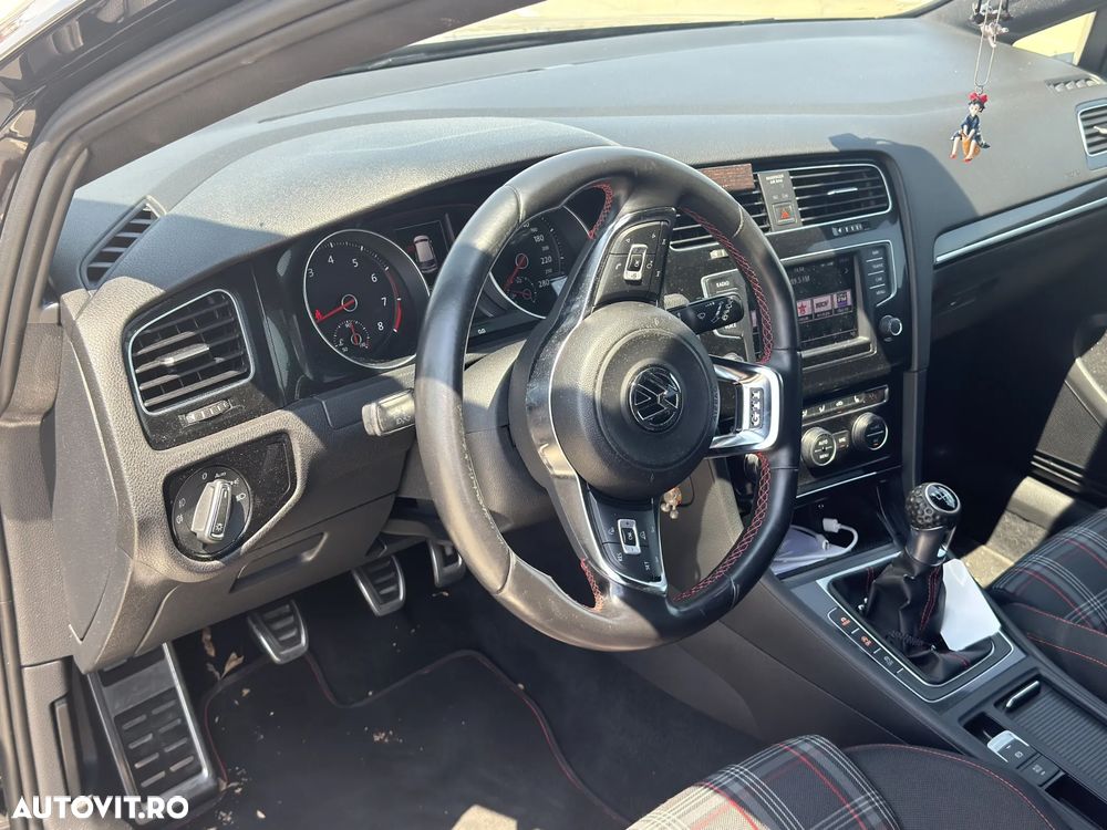 Volkswagen Golf - 10