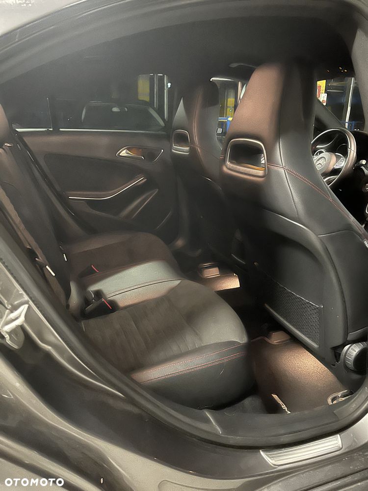 Mercedes-Benz CLA 220 4-Matic AMG Line - 6