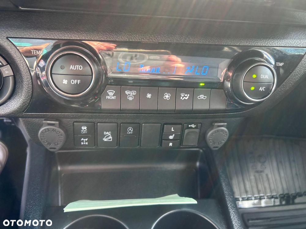 Toyota Hilux 2.8 D-4D Double Cab Invincible Sport 4x4 - 28
