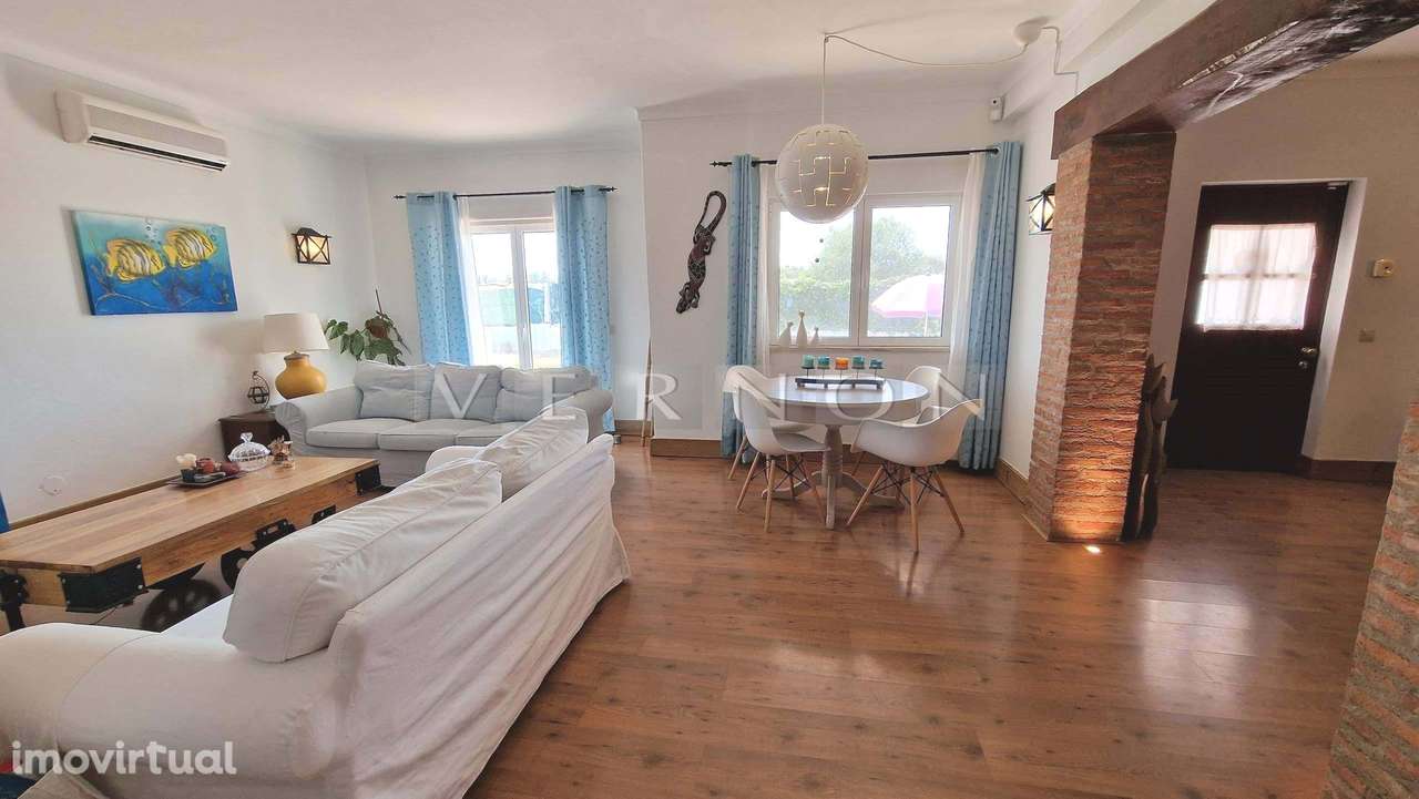 Charmosa e espaçosa moradia com 3 quartos e piscina para venda entre L - Grande imagem: 2/50