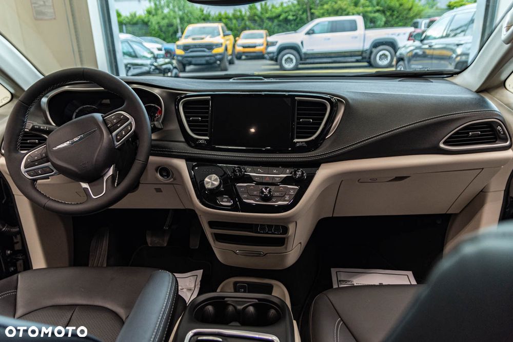 Chrysler Pacifica - 12