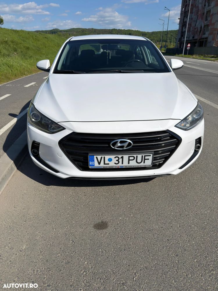 Hyundai Elantra 1.6 CRDI Comfort - 1