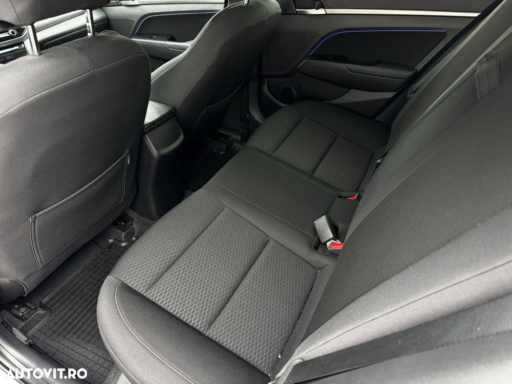 Hyundai Elantra - 13