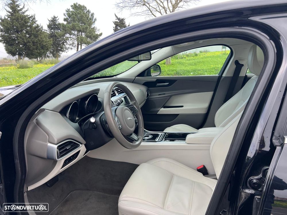 Jaguar XE 2.0 D Prestige AWD Aut. - 2