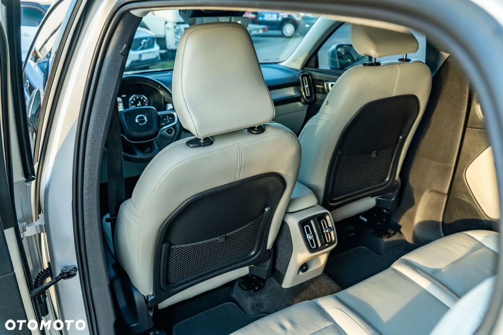 Volvo XC 40 T5 AWD Geartronic Momentum Pro - 26