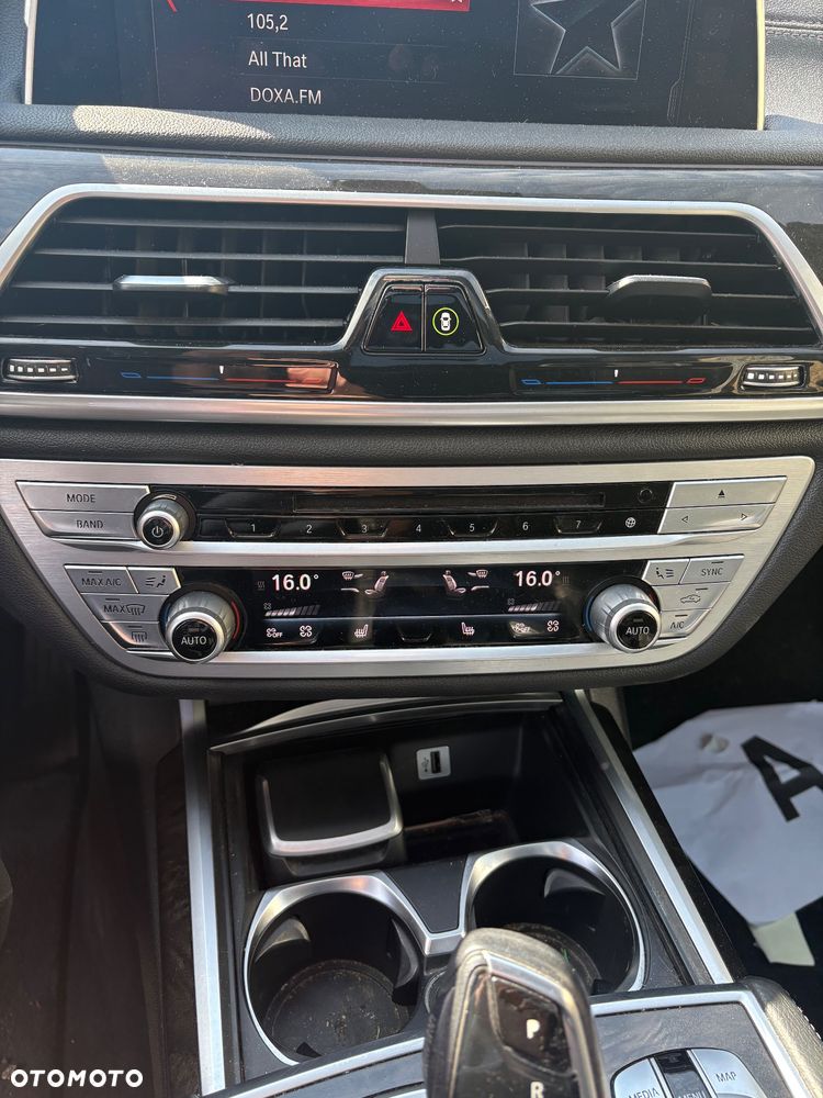 BMW Seria 7 740Li - 32