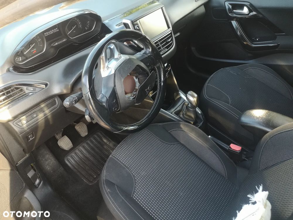 Peugeot 208 - 18