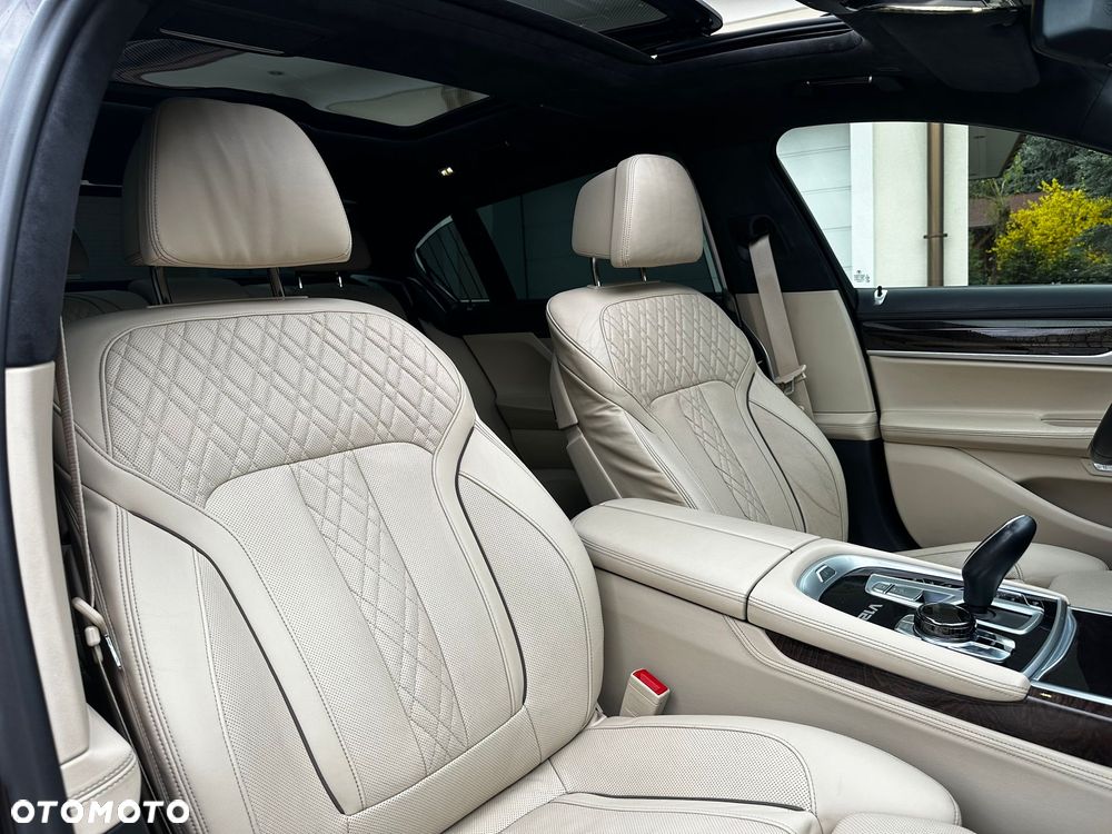 BMW Seria 7 750Li xDrive - 33