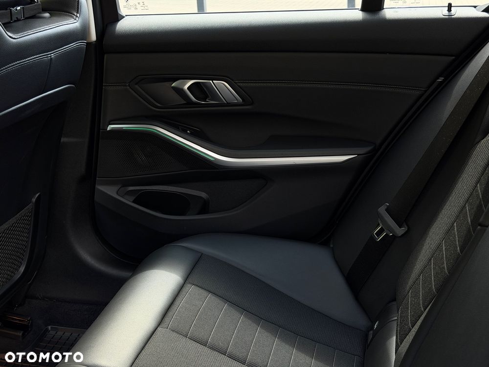 BMW Seria 3 330i Sport Line - 10