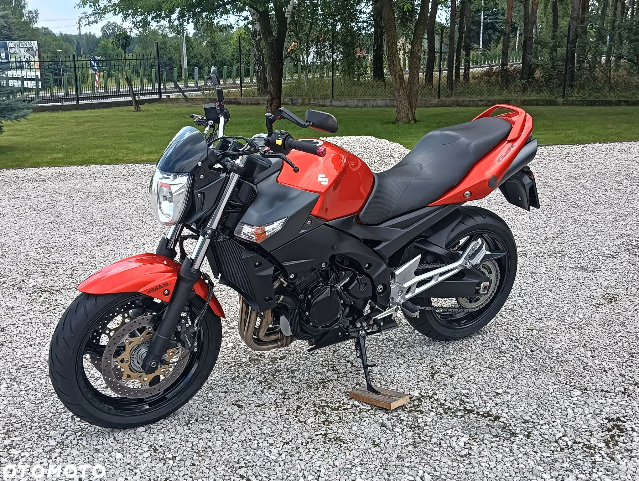 Suzuki GSR - 4