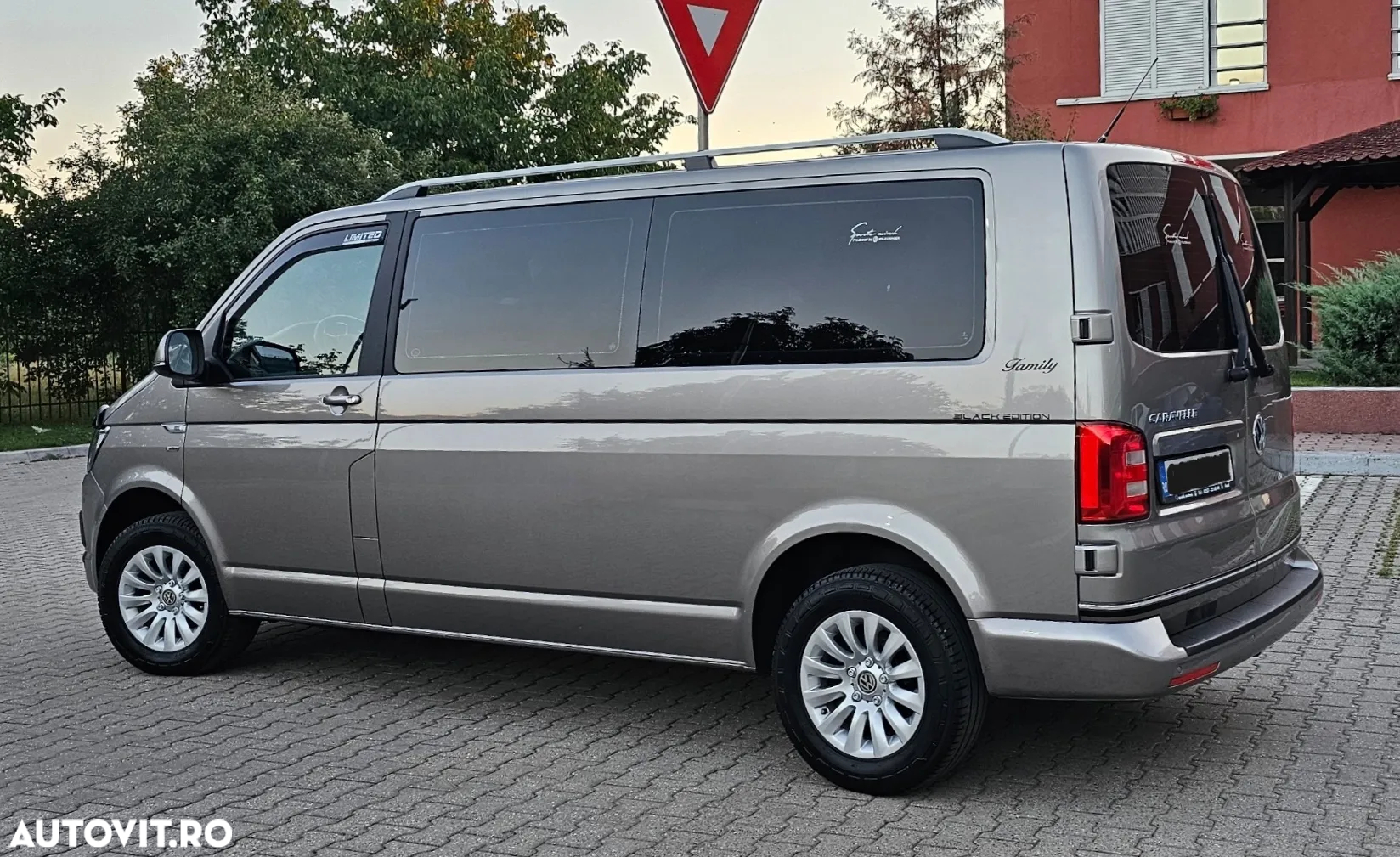 Volkswagen Caravelle - 2