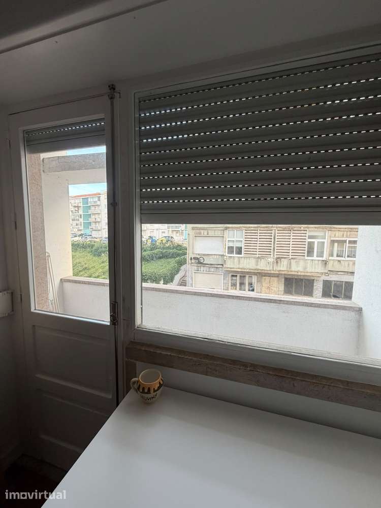 Quarto Meninas Estudante Sete Rios Lisboa Junto ao Metro - Grande imagem: 3/7