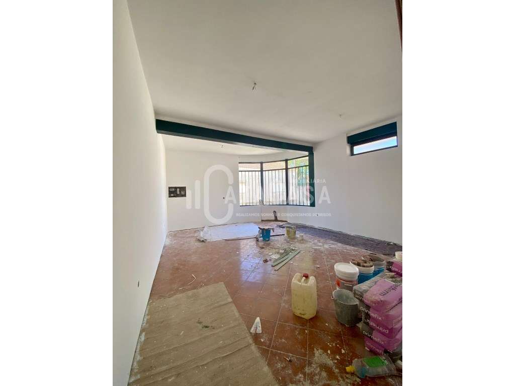 Loja para Arrendamento no Centro de Barrô - Grande imagem: 2/5