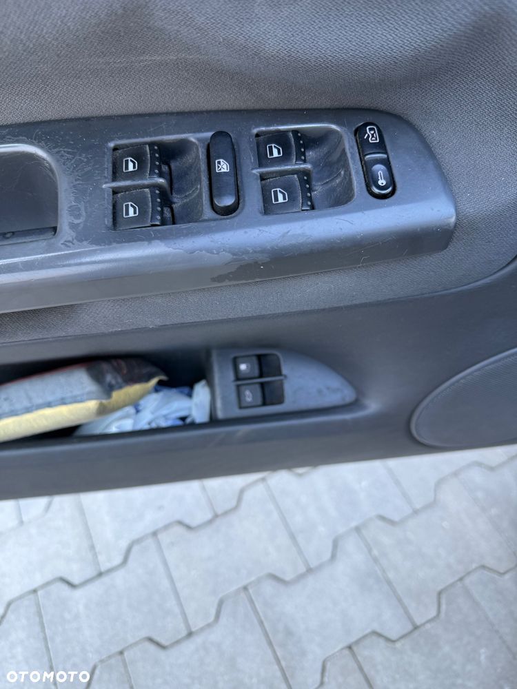 Volkswagen Passat 1.9 TDI Highline - 23