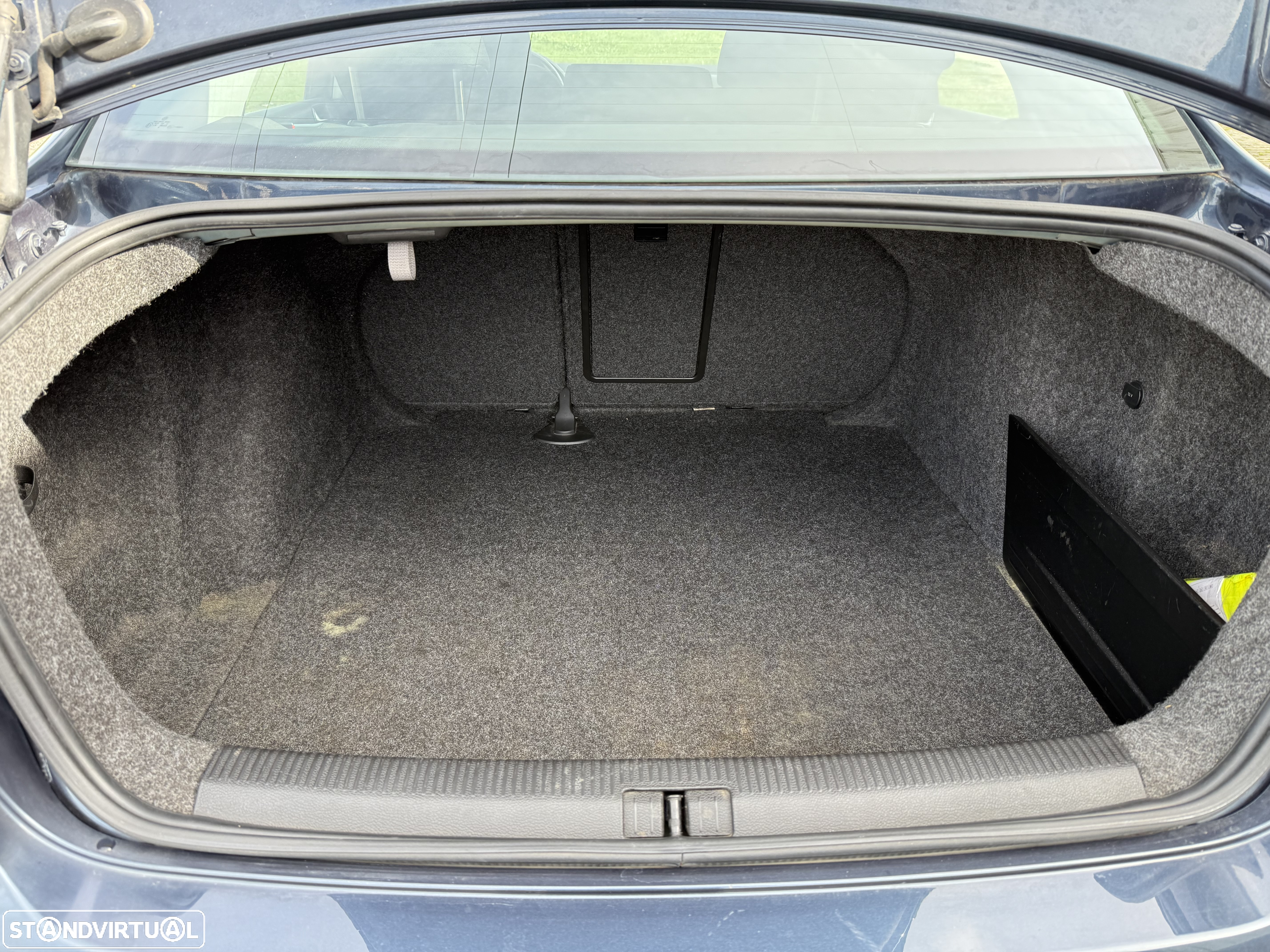 VW Jetta 1.6 TDi Confortline - 13
