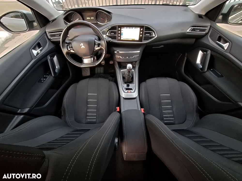 Peugeot 308 1.2 L PureTech Turbo Allure - 8