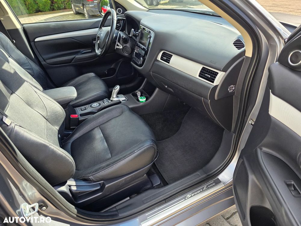 Mitsubishi Outlander 2.0 4WD Plug-In Hybrid Top - 20