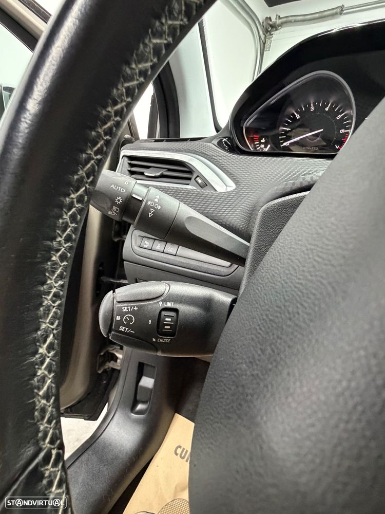 Peugeot 208 1.2 PureTech Allure EAT6 - 15