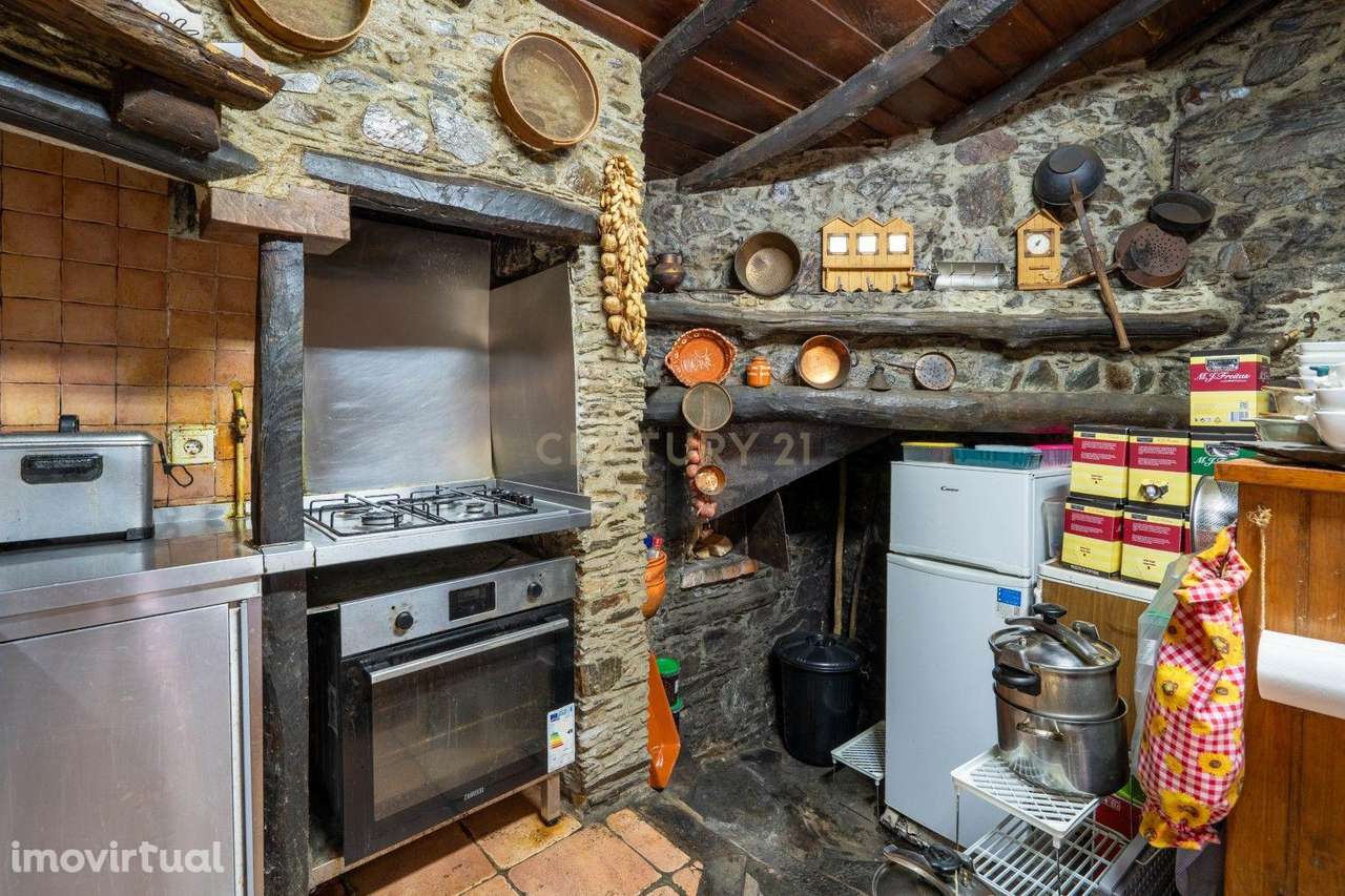 Excelente Prédio de Xisto no Centro da aldeia de Talasnal - Grande imagem: 4/41