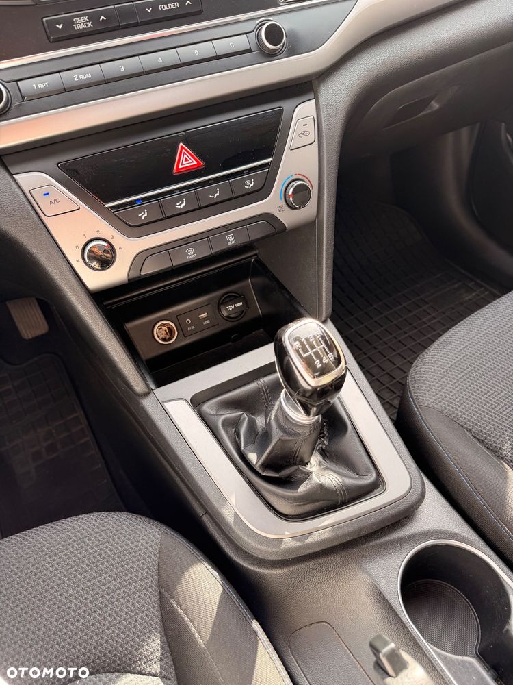 Hyundai Elantra 1.6 CRDi Comfort - 26