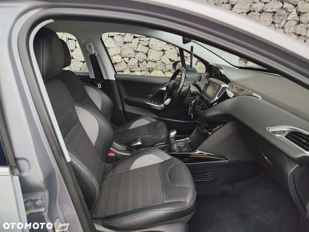 Peugeot 2008 1.2 Pure Tech Allure S&S - 19