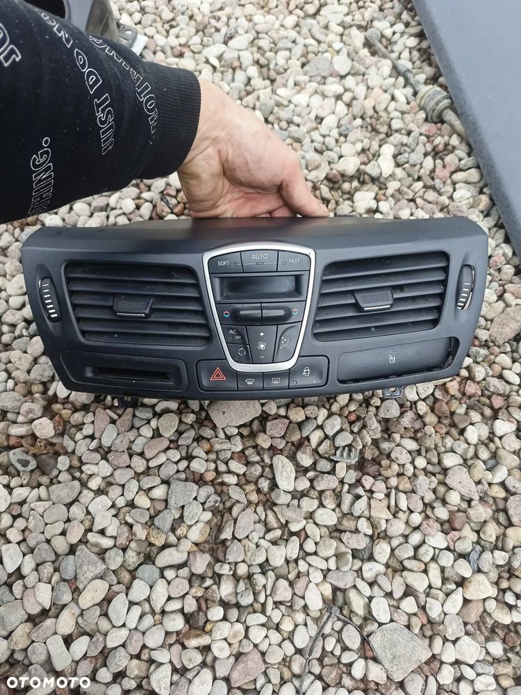RENAULT LAGUNA III 2012R KRATKA ŚRODKOWA PRZEŁĄCZNIKI KLIMATYZACJI - 1