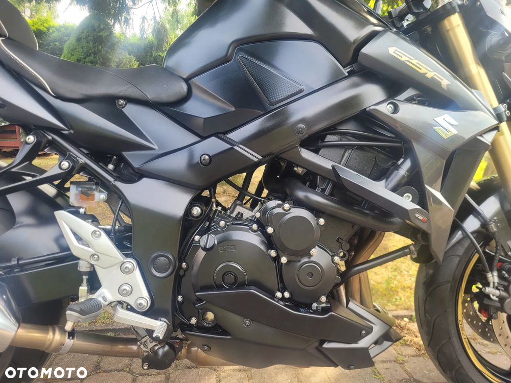 Suzuki GSR - 9