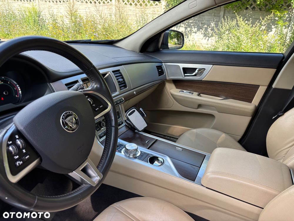 Jaguar XF 2.2 - 11