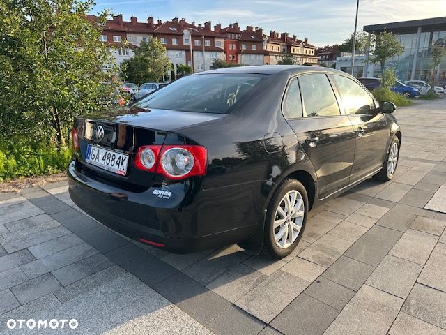Volkswagen Jetta 1.6 Trendline - 6
