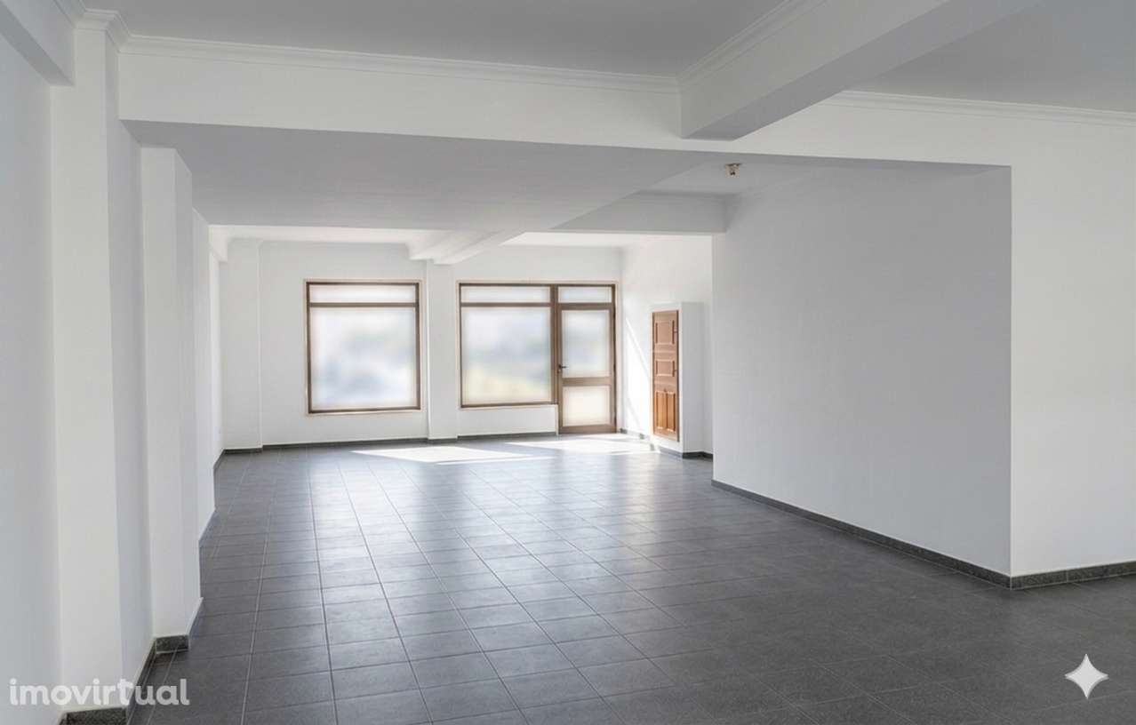 Loja c/ Excelente Luz Natural e Potencial de Conversão em Habitação T2 - Grande imagem: 2/20