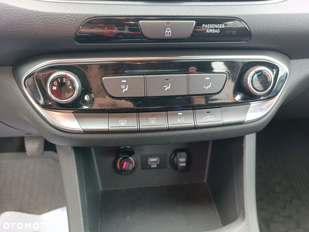 Hyundai i30 1.5 DPI Classic + - 13