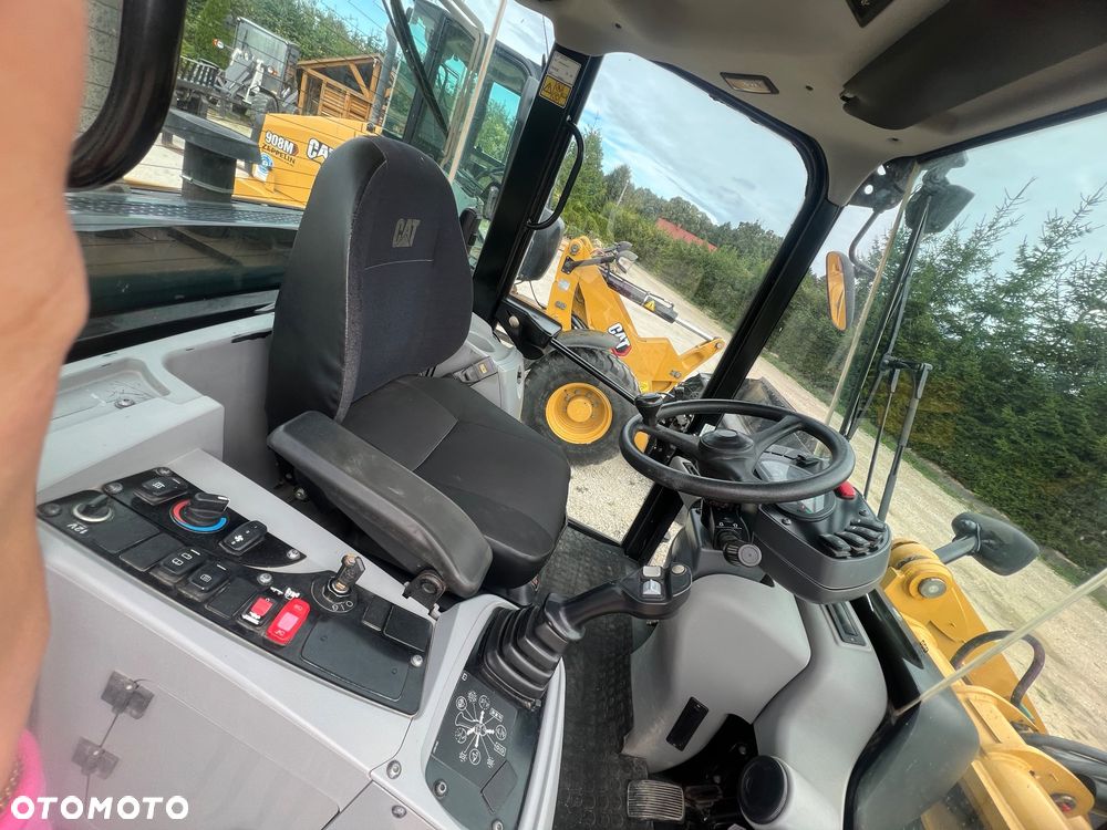 Caterpillar Ładowarka łamana 906M Cat łyżka widły 907 908 5 6 ton SZYBKOZŁĄCZE HYDRAULICZNE dodatkowe linie ZAMIATARKA za dopłatą - 21