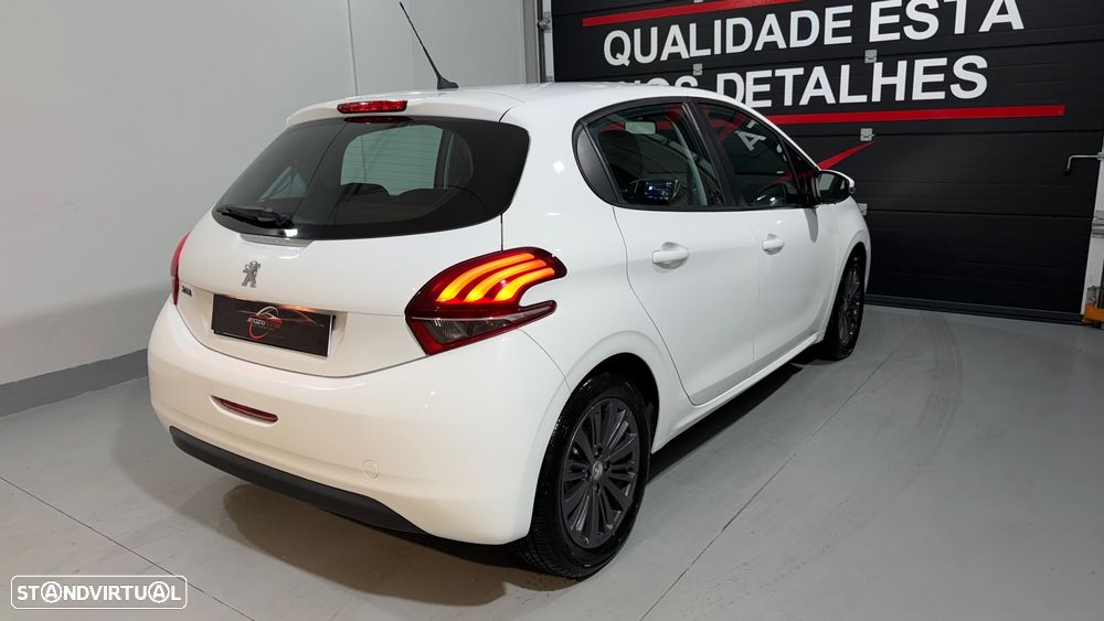 Peugeot 208 1.2 PureTech Signature - 9