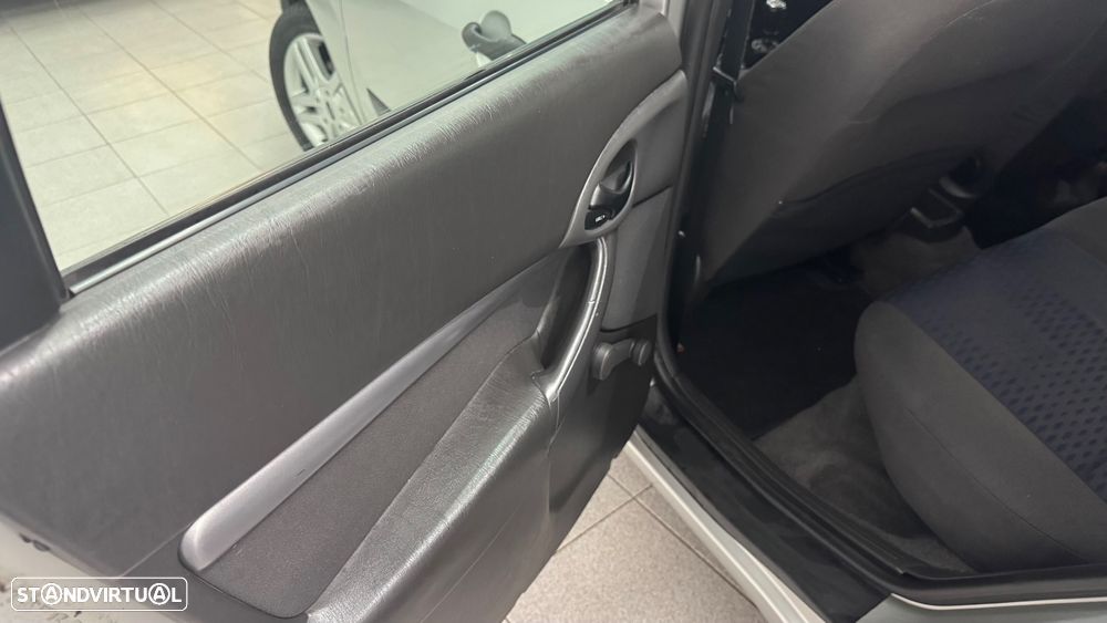 Ford Focus SW 1.8 TDdi Ghia - 28