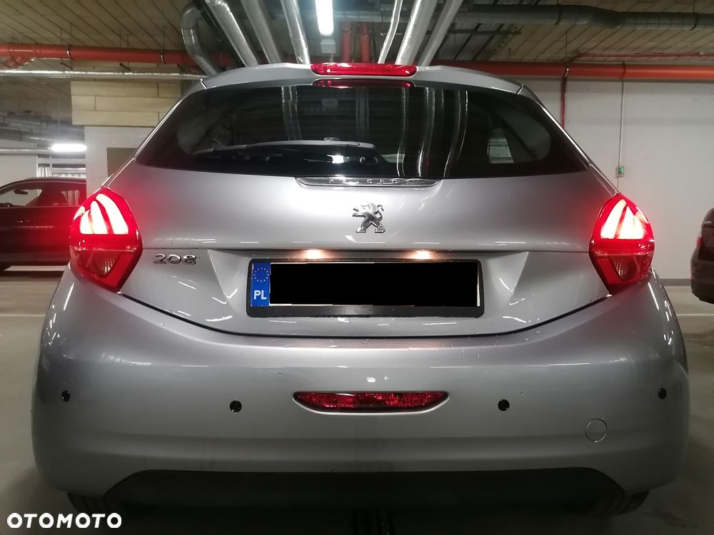 Peugeot 208 - 8