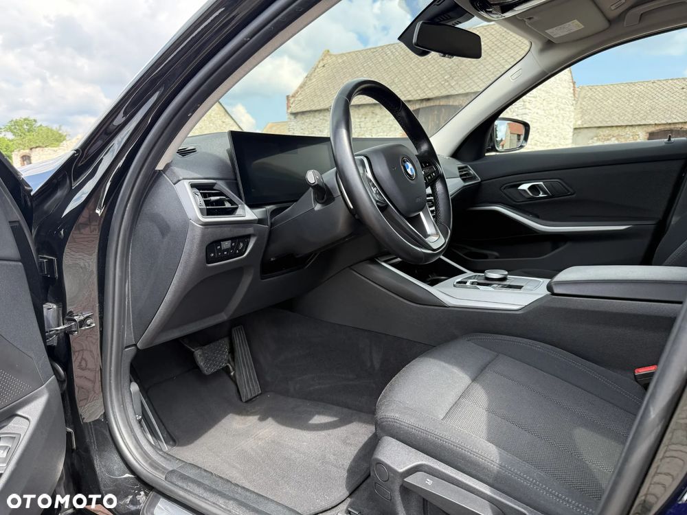 BMW Seria 3 318d mHEV - 16