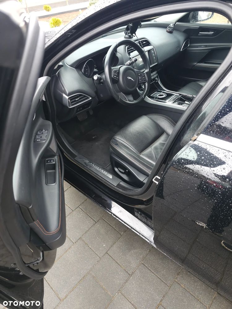 Jaguar XE 20t Prestige - 8