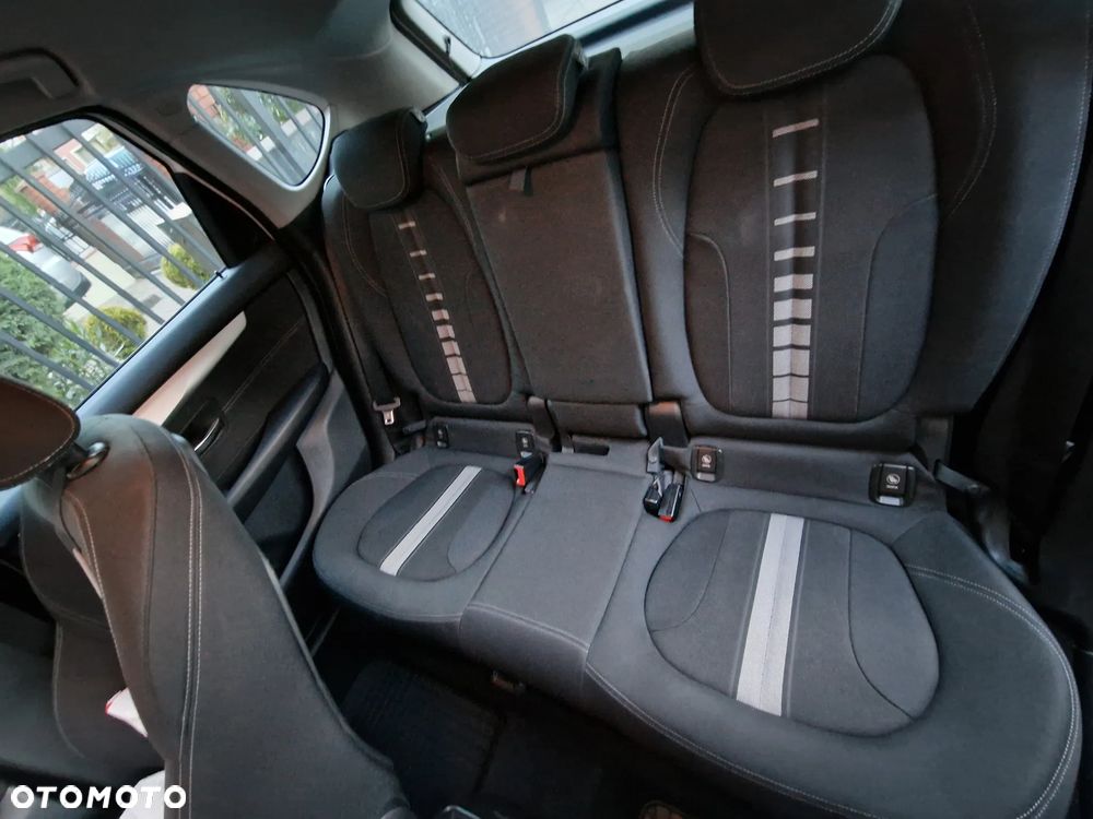 BMW Seria 2 218d - 12