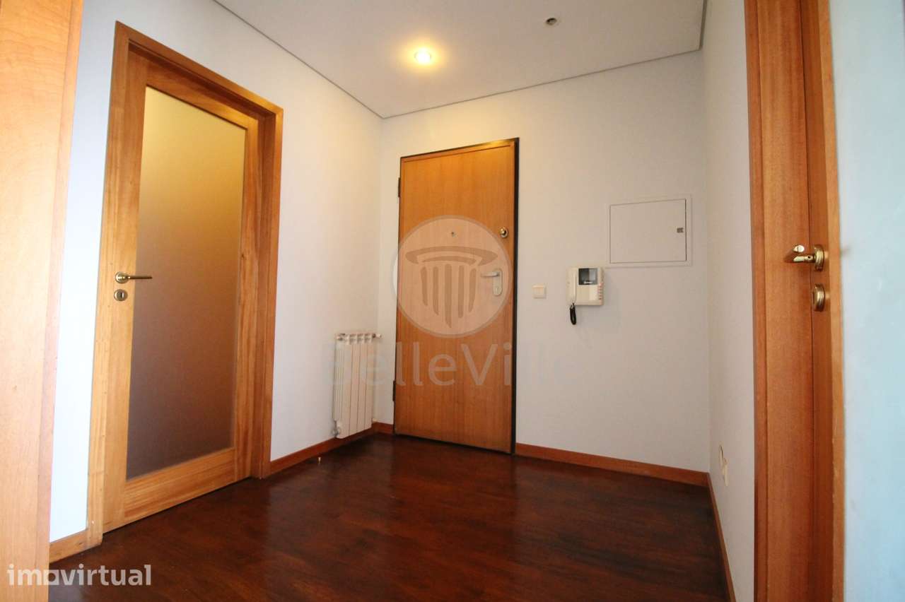Apartamento T3, mobilado e com garagem para dois carros, centro - Grande imagem: 3/31