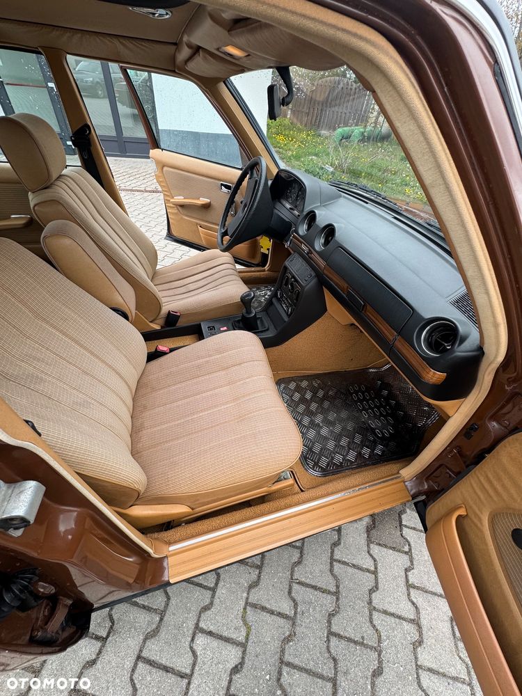 Mercedes-Benz W123 - 12