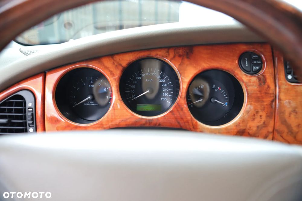 Jaguar XK XKR Coupe - 24