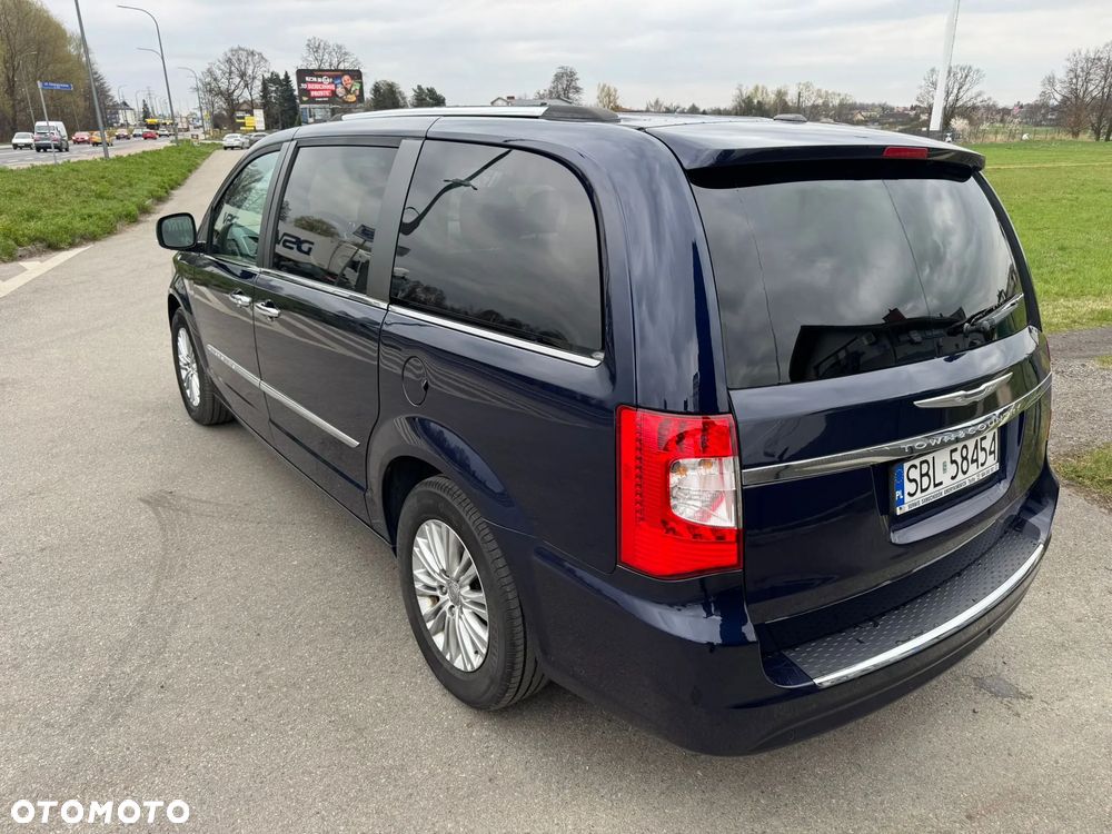 Chrysler Town & Country - 22
