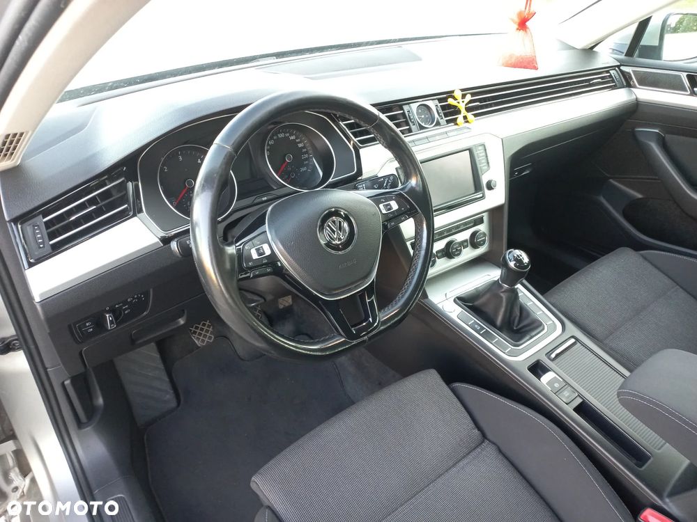Volkswagen Passat - 13