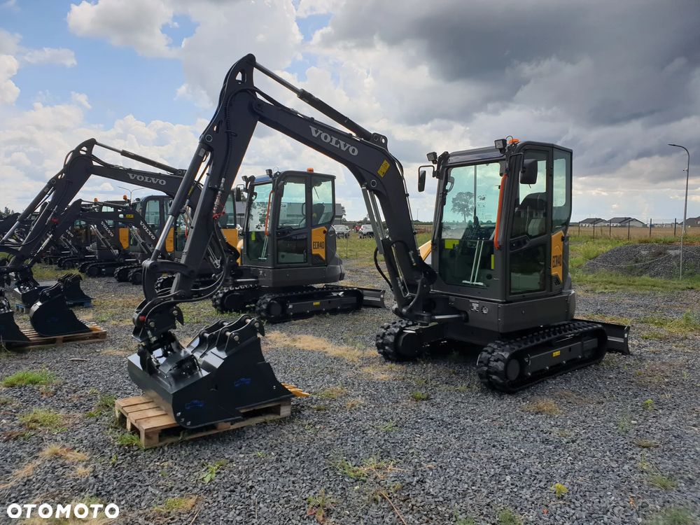 Volvo ECR40F KLIMATYZACJA NOWA DOSTĘPNA OD RĘKI, SZYBKOZŁĄCZE, DŁUGIE RAMIĘ, OBRÓT W OBRYSIE, ŁYŻKI: 300, 600, 1200MM SKARPOWA HYDRAULICZNA STEROWANA Z JOYSTICKA, PŁYWAJĄCY LEMIESZ SPYCHARKOWY - 30