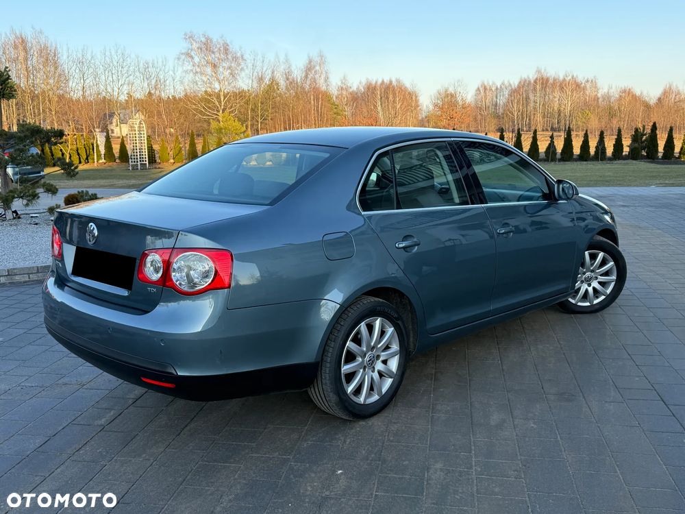 Volkswagen Jetta - 2