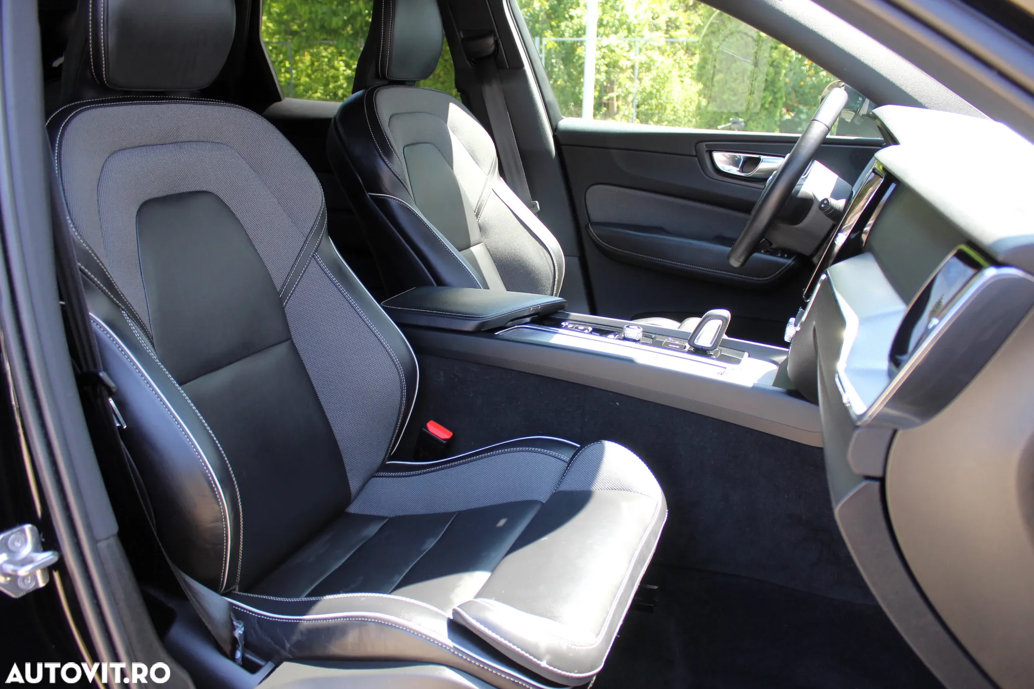 Volvo XC 60 B4 MHEV AWD R-Design - 11