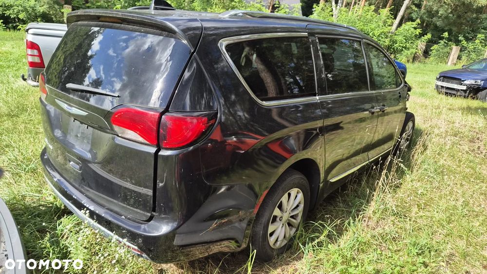 Chrysler Pacifica - 1