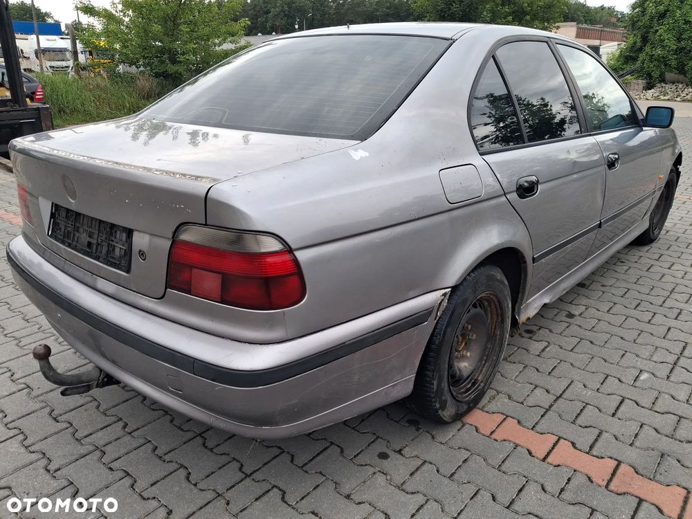 BMW 5 E39 silnik 2.5 TDS M51D25 143 KM skrzynia biegów 23001434452  S5D 2602 dyfer dyferencjał 33101428489  2,64 drzwi klapa maska zderzak błotnik Orientblau Metallic 317 alternator wtrysk przepustnica przepływomierz turbina alternator maglownica pompa wspomagania sprężarka klimatyzacji wentylator sterownik stacyjka moduł silniczek panel przewód wiązka radio konsola wyświetlacz tunel fotel fotele tapicerka skórzana skóra boczek podłokietnik szyba zwrotnica EGR chłodnica pas wzmocnienie lusterko lampa reflektor tłumik wydech halogen hak holowniczy klamka belka sanki mcperson amortyzator sprężyna felga zwrotnica blenda mikrostyk kierownica mechanizm zamek zacisk hamulcowy jarzmo klamka włącznik schowek lewarek wybierak osłona łapa poduszka zbiorniczek rura manetki kolektor pompa ABS NA CZĘŚCI wszystkie części - 5