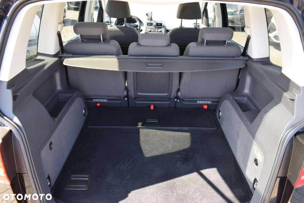 Volkswagen Touran - 12