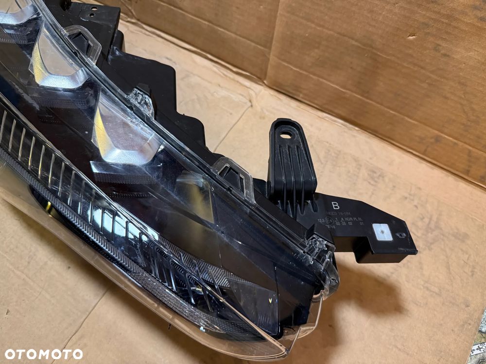 Lampa prawa Toyota Corolla Cross 2022- OE - 3